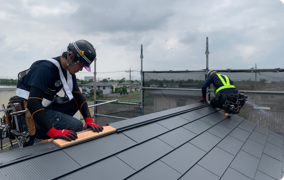 齋ReRooFの経験豊富な職人による作業の様子